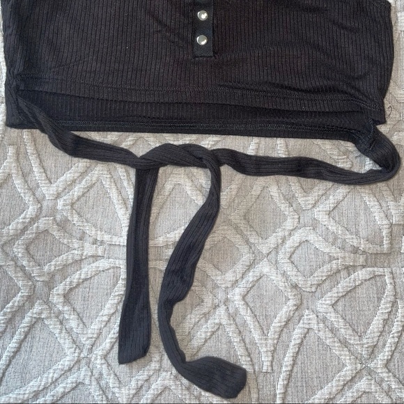 WOMANS FASHION NOVA CROPPED TIE TOP - Picture 2 of 5